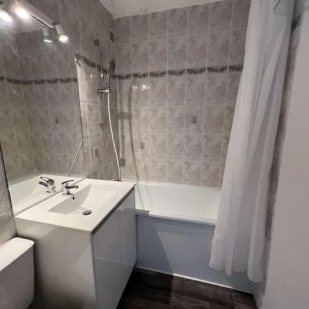 Апартаменти Pour 4 - Piscine, Parking, Lave-linge, Proche Commerces - Fr-1-702-23 *